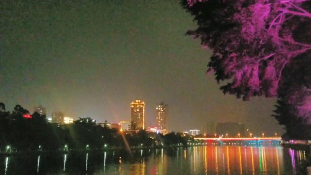 广西壮族自治区百色市右江区右江河畔观夜景 静水流深源远流长粼粼波光霓虹灯光交相辉映