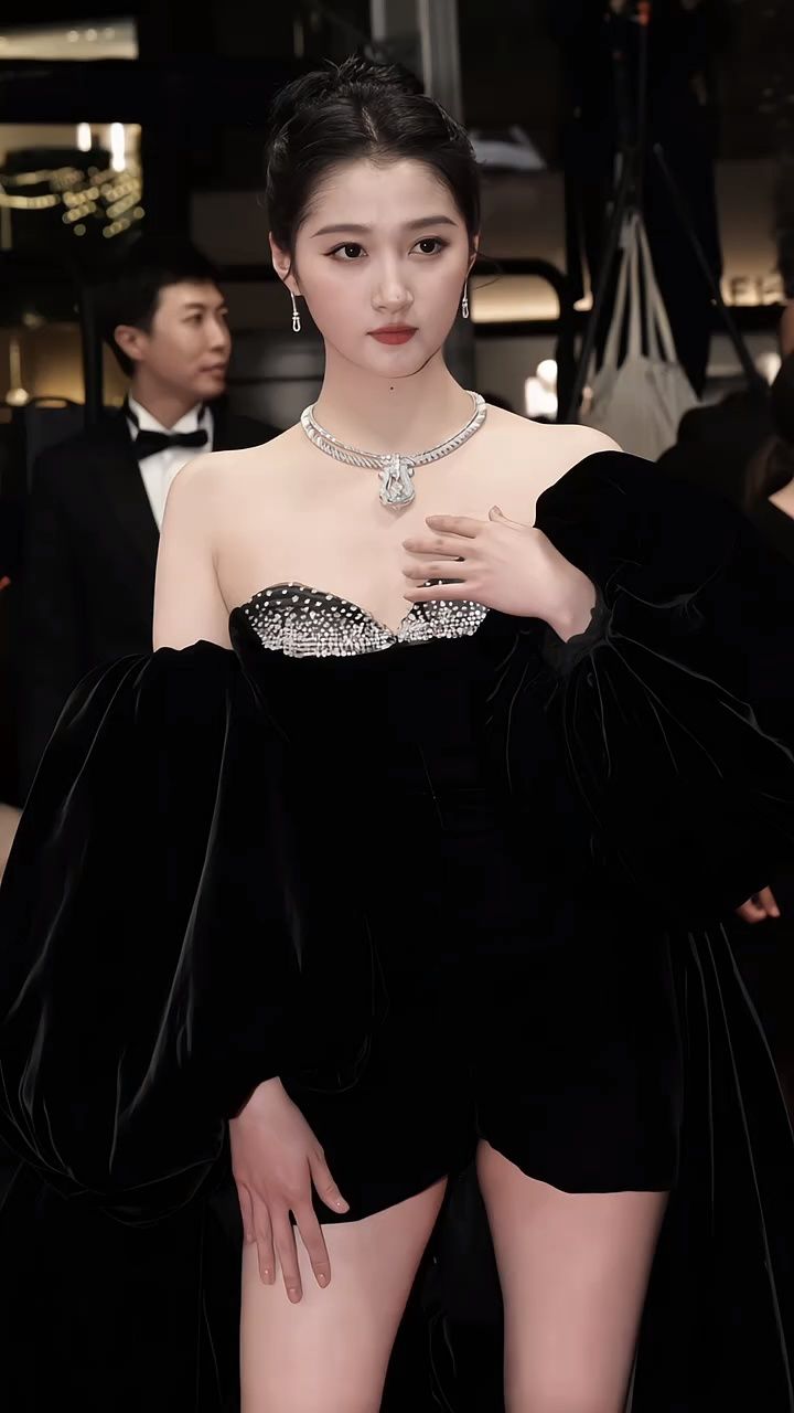 关晓彤,1997年9月17日出生于北京市,毕业于北京电影学院,中国内地女