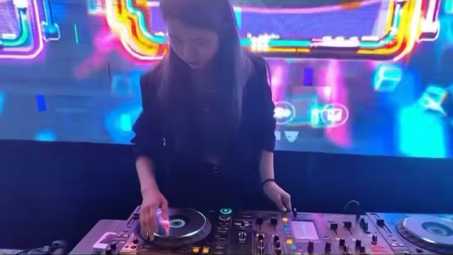 毕业学员第一天上班𐟑DJ工作室DJ学校