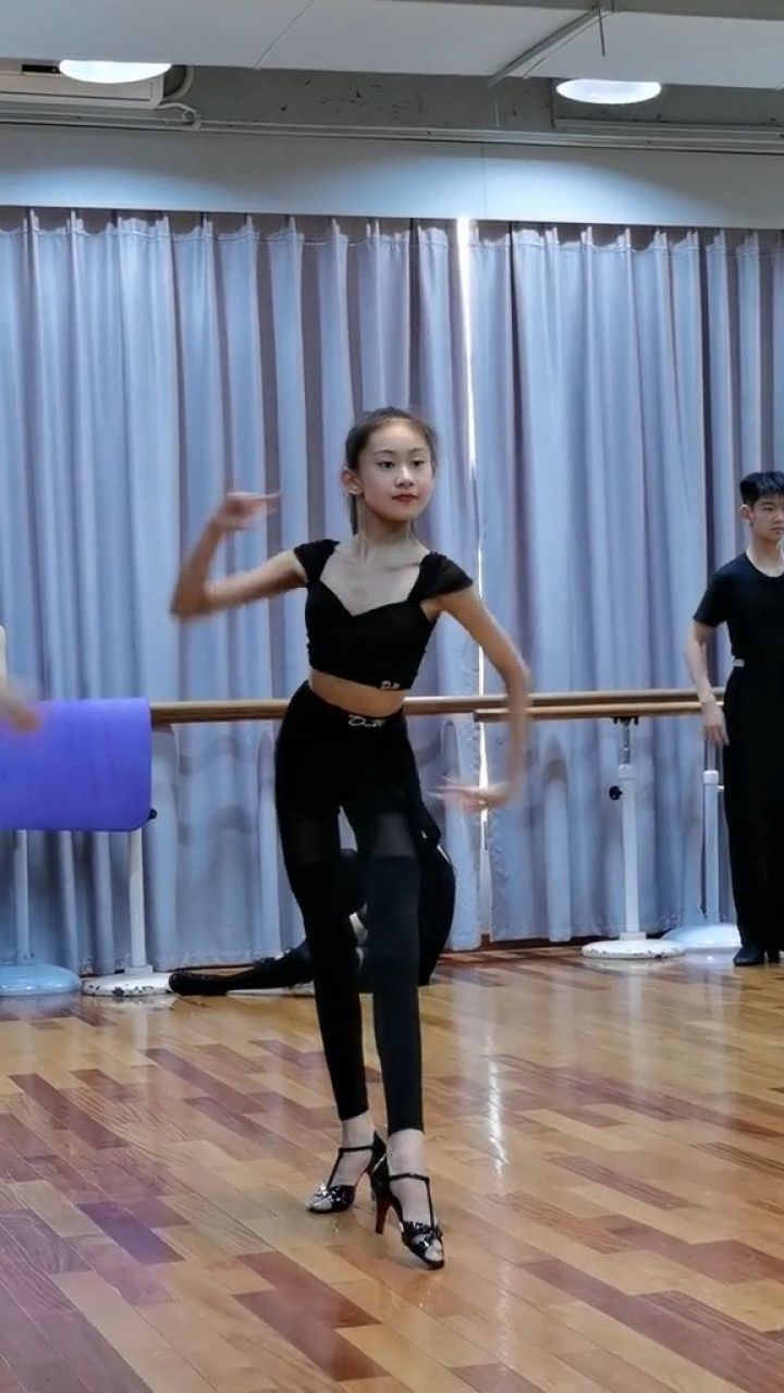 腿精许佳钰每天来上看看大长腿,目光远大,取长补短.