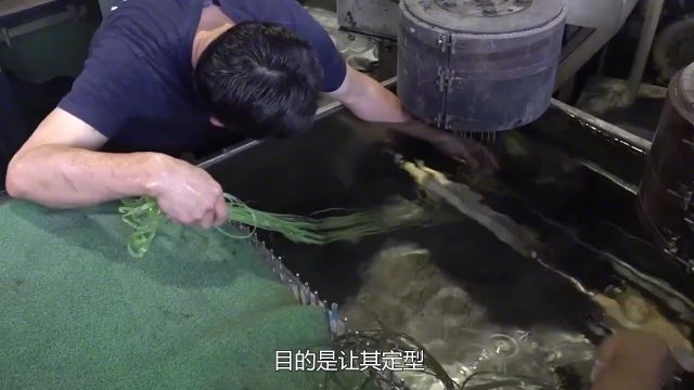 绿油油的草坪是如何制作的塑料小球秒变青草地毯真是涨见识了人造草坪