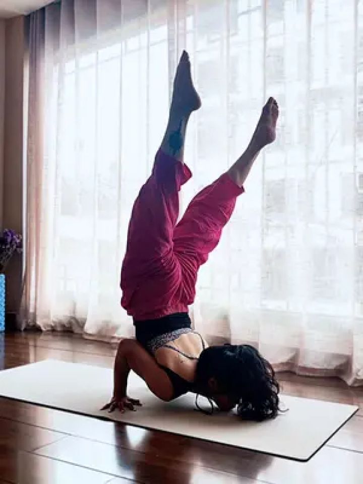 自然就可以轻松的完成这个炫酷的下巴倒立#瑜伽体式分享 #日常分享