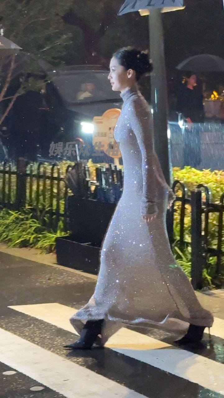 李沁 银色亮片长裙造型这雨中氛围感如何闪光灯下身材好好