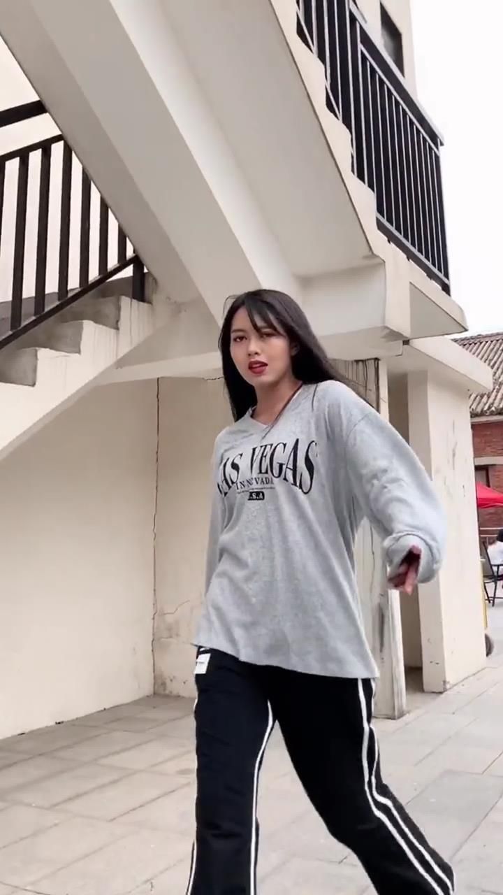 辣妹出街先扭一段#李子璇比耶舞挑战#扭胯舞