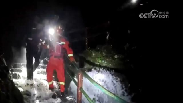 福建永泰遭遇强降雨,致游客被困山上,消防员紧急救援