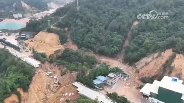 受强降雨影响,国道塌方,广东蕉岭相关部门紧急抢修通行便道