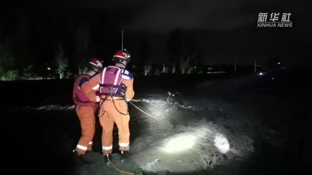 内蒙古赤峰:两人驾车遭遇山洪 消防紧急救援