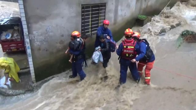 贵州瓮安消防成功转移31名被洪水围困群众