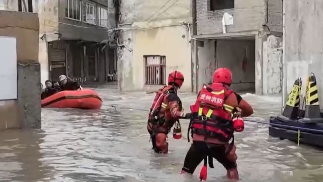 贵州安顺:强降雨致多地积水,消防疏散被困群众