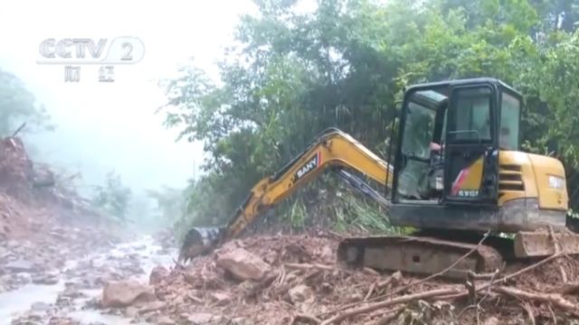 部分道路出现滑坡塌方,江西宜春当地相关部门抢修保畅通