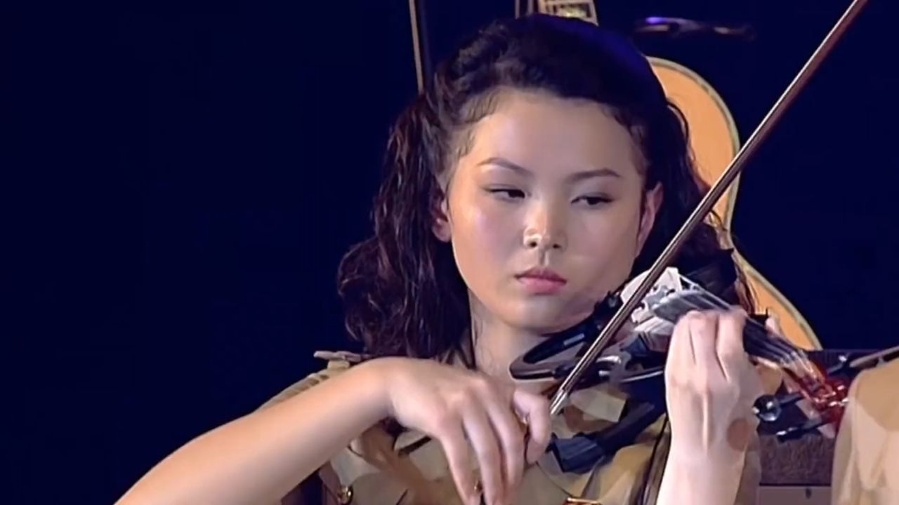 牡丹峰乐团演唱中国歌曲双语联唱《雄赳赳气昂昂 日月同光》
