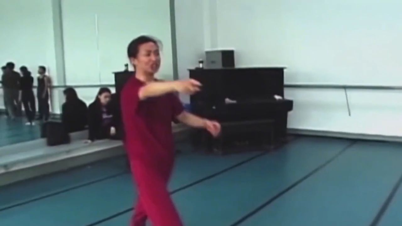 金星再回男儿身?素颜穿男装霸气现身机场,潇洒帅气依然不减当年