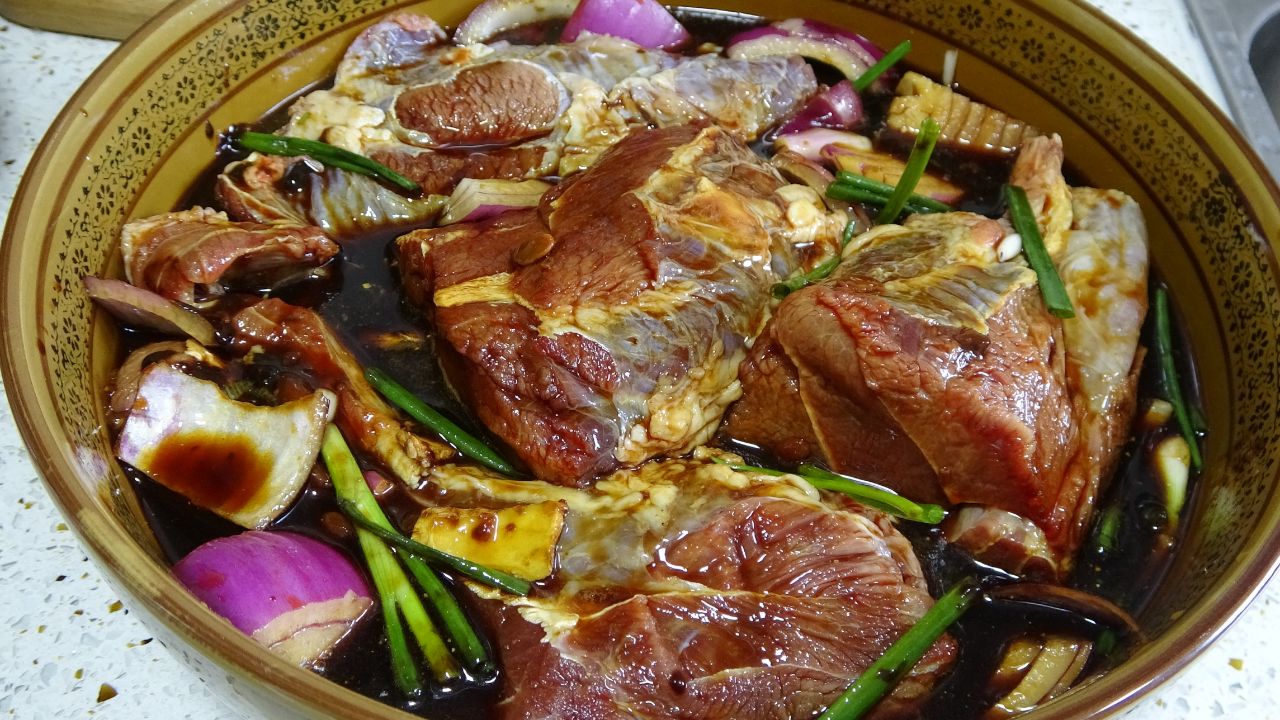 36元一斤的牛腱子,川妹子今天做"酱牛肉",软糯入味,太好吃了