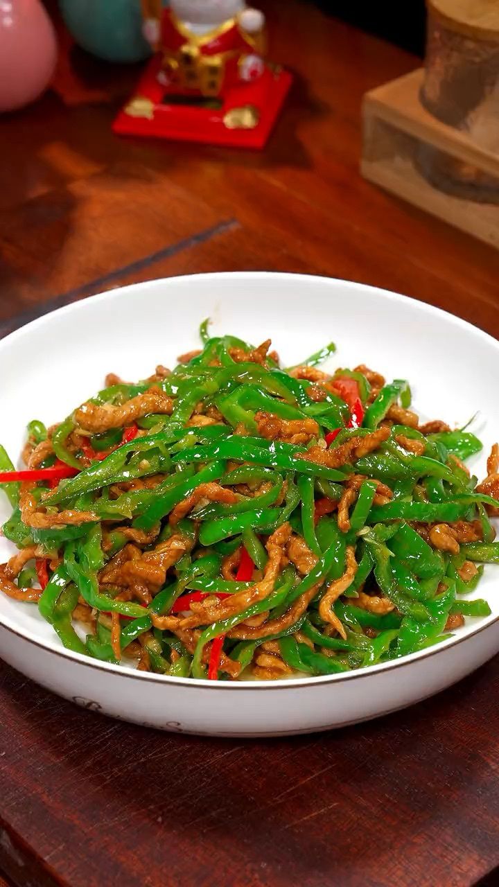 很多人都爱吃青椒炒肉丝,其实大家都不知道是先炒青椒还是先炒肉