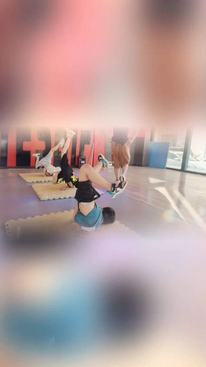 五周岁的宝贝三角撑力量训练,breaking技巧班四周岁即可报名,身体协调