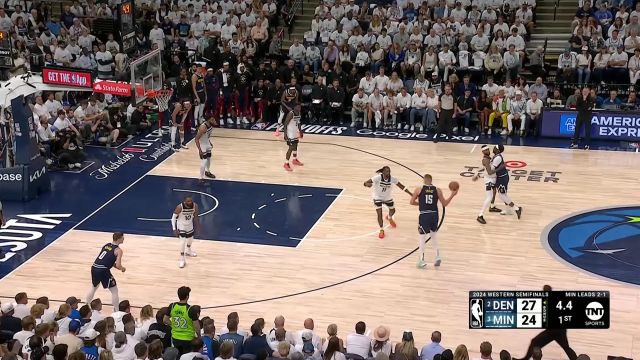 与时间完成赛跑！约基奇突破内线虚晃点飞里德中距离跳投压哨命中