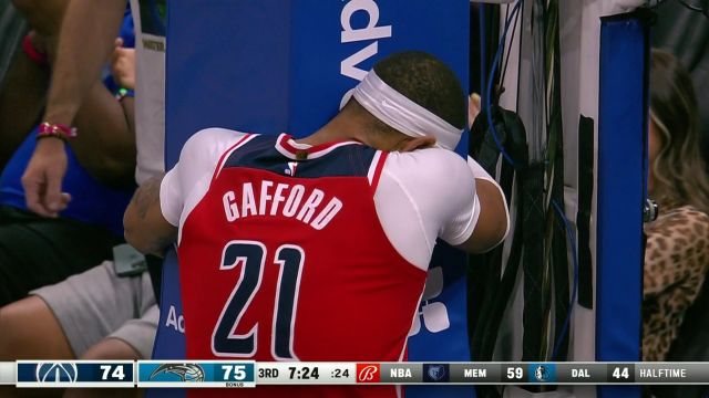 动作行云流水！瓦格纳大步流星突破上篮打进还有加罚