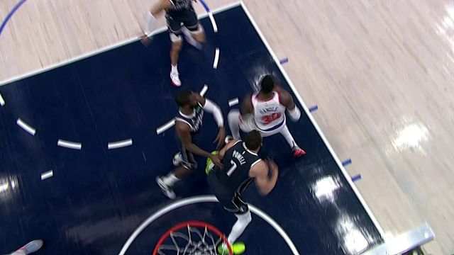 进攻极具侵略性 兰德尔强势冲击内线转身上篮打进