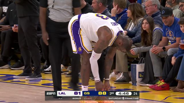 一突一传止住颓势！詹姆斯一条龙上篮收下两分又潇洒击地妙传范德比尔特打进2+1