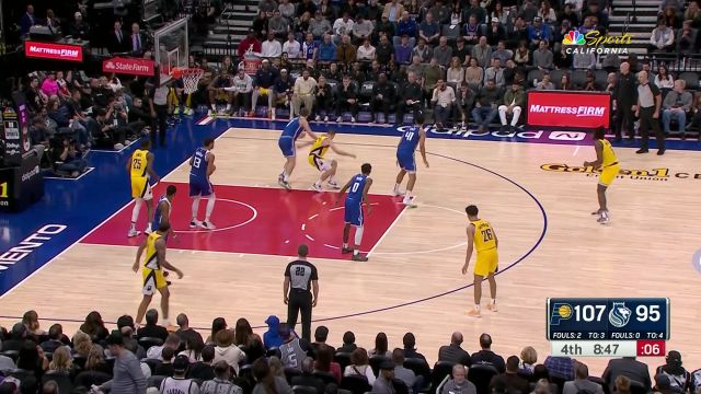 长驱直入贯穿全场 福克斯无视防守突破高打板一气呵成