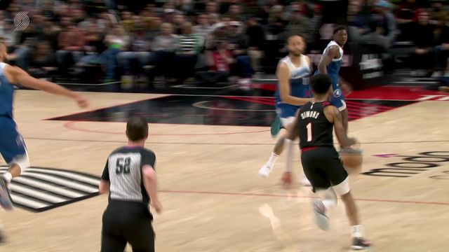 西蒙斯反击当中送直塞 班顿心领神会上篮直接取分