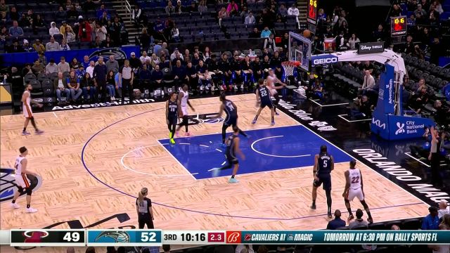 滚烫手感无法阻挡！巴特勒顶着班凯罗防守底角无解三分干拔命中