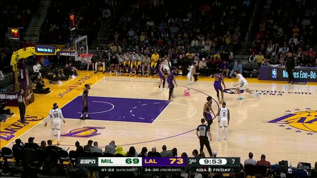 开启八倍镜！字母哥跳投三分开镜瞄准稳稳打进