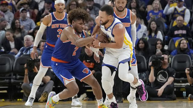 库里vs尼克斯集锦 全场拿下27+5+5独木难支