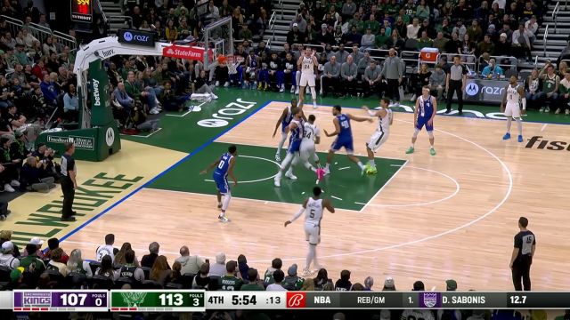 防守形同虚设！字母哥闪转腾挪绕开三人夹击双臂暴扣炸筐