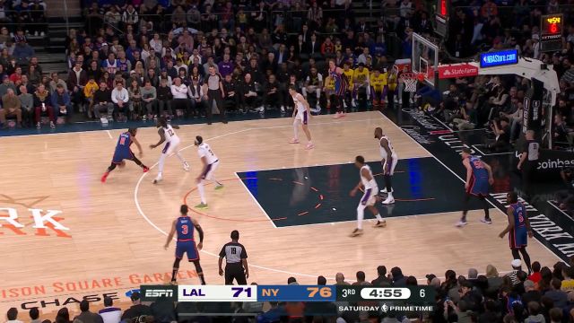 攻守全能！詹姆斯精准预判切球哈特 下回合以一敌二强杀禁区