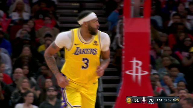 詹姆斯冲击禁区上篮得手 浓眉背打狄龙轻松勾手命中