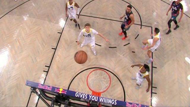 复出后能量满满！西蒙斯复出首战四分钟拿到六次助攻