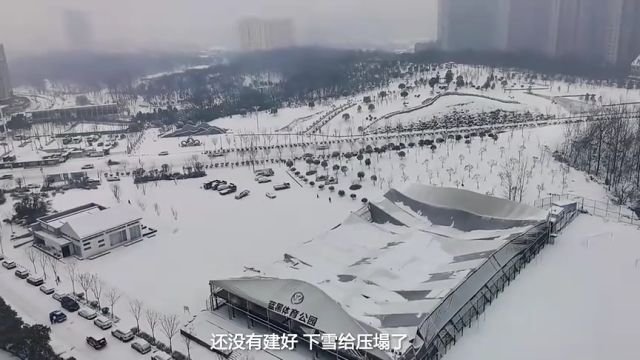 河南信阳一在建体育馆被大雪压塌 无人员伤亡