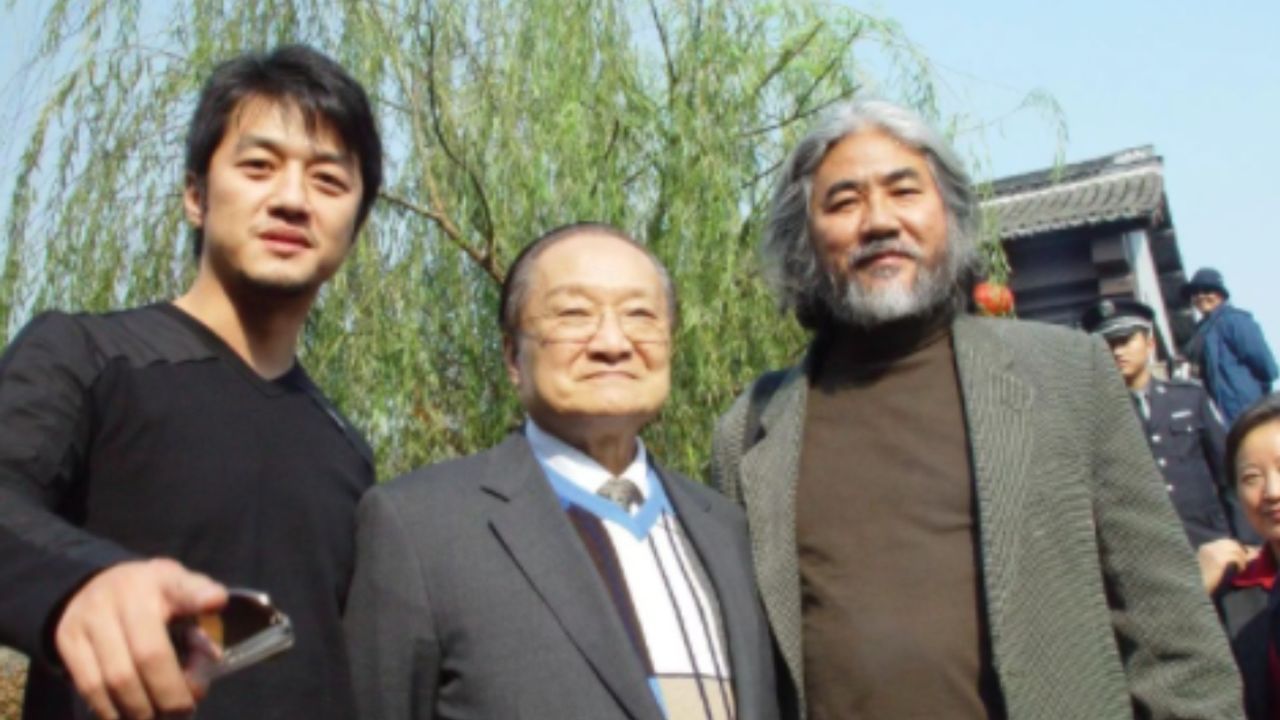 张纪中发文纪念金庸诞辰百年,晒旧照引回忆杀,刘亦菲黄晓明均在