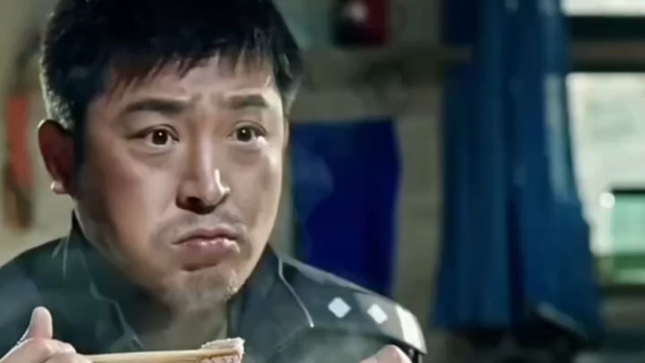 警察竟大口大口的吃羊肉怎料一旁的狗狗却对他狂叫不止《血狼犬》_高清1080P在线观看平台_腾讯视频