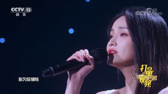 美女歌手动情演唱《此生惟你》,歌声优美,深情不悔