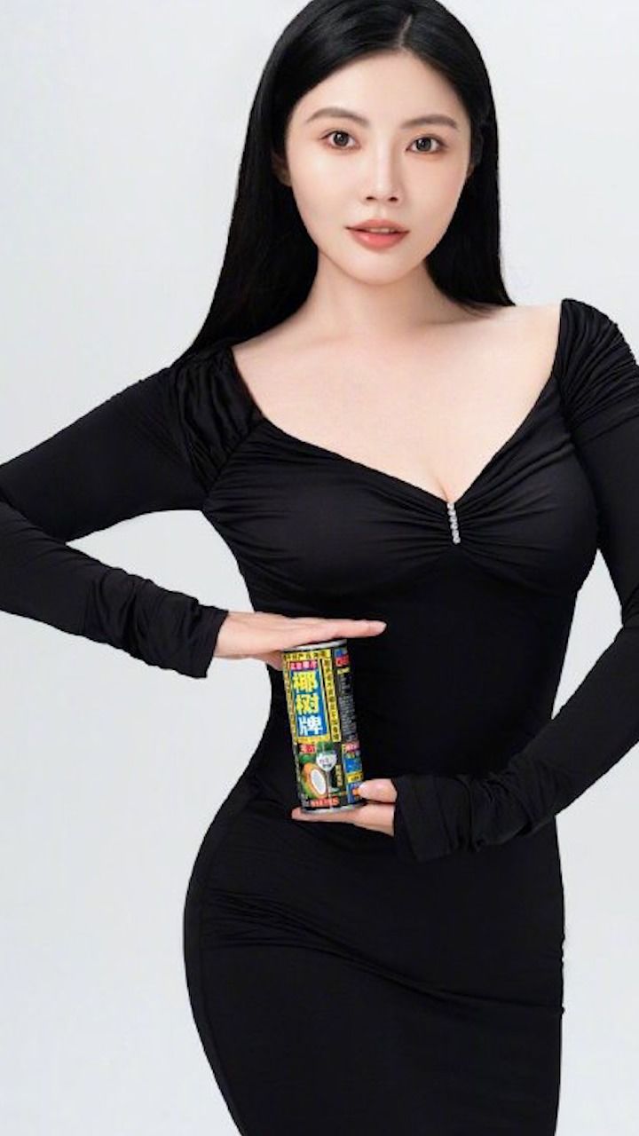 女演员徐冬冬回应椰树挂历争议:不用给我的泳装打码,展现身体的丰腴美