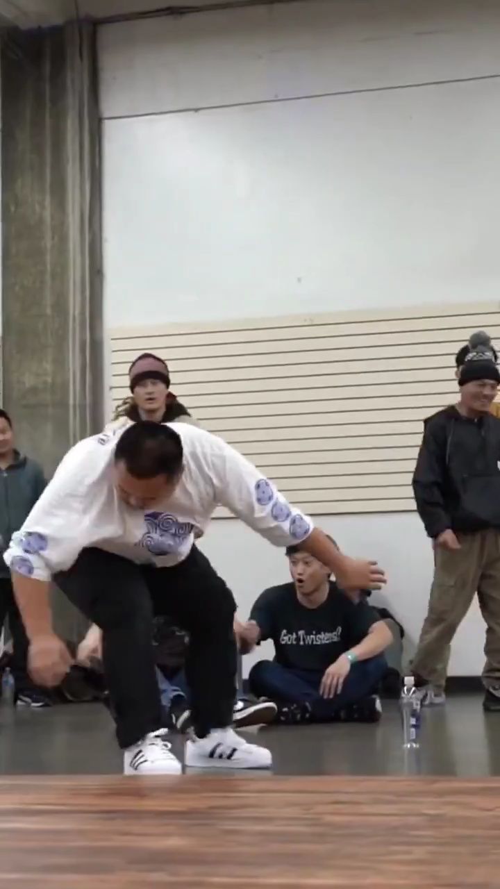 200斤胖子跳街舞,一套高难度动作秒杀全场,灵活的胖子 #快来跳舞