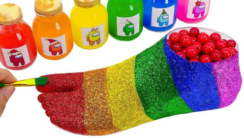 幼儿色彩启蒙益智玩具，彩色珠子装满大脚模具，并涂满亮晶晶的颜料