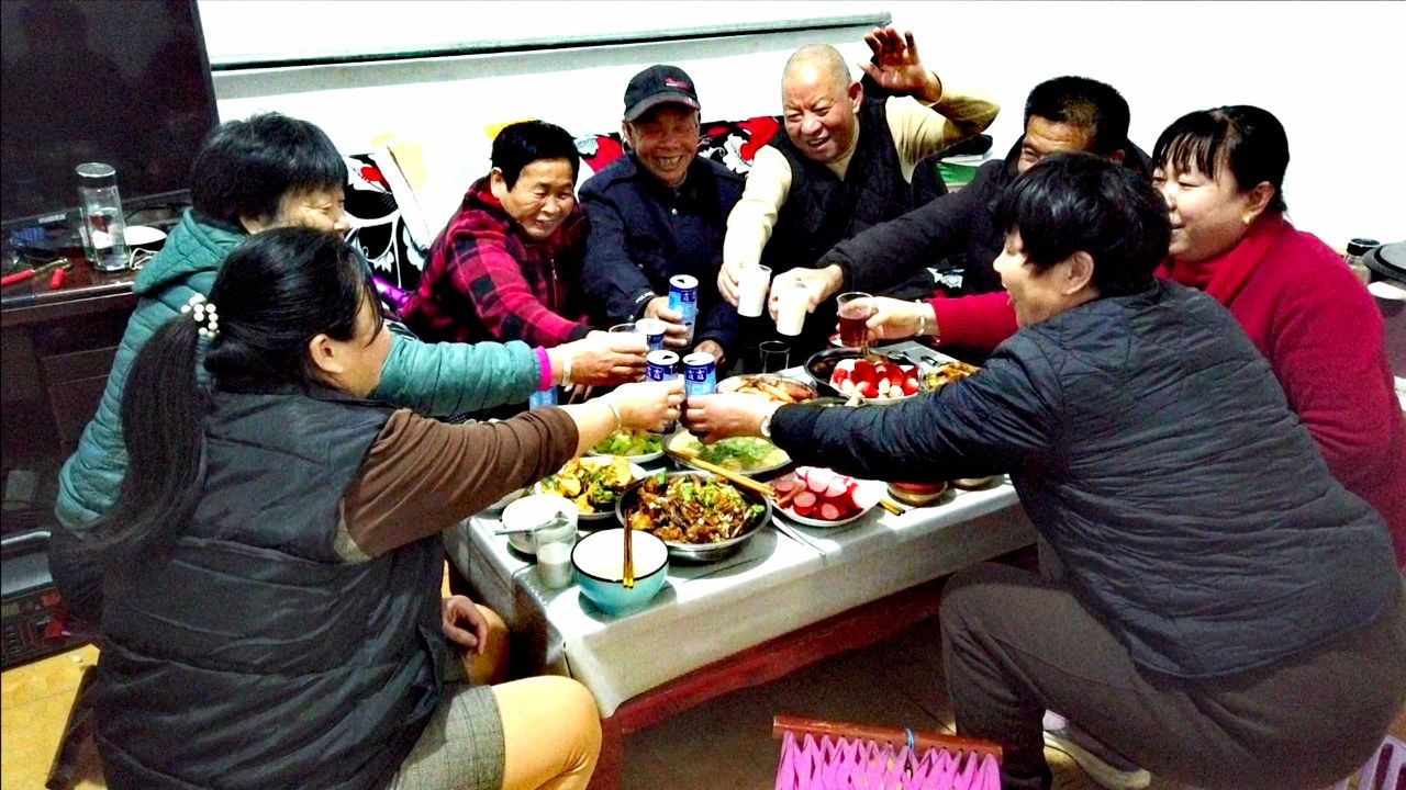 农村家里来客人了，大家围坐在一起吃饭聊天，赵姐开心的唱起歌来_腾讯视频
