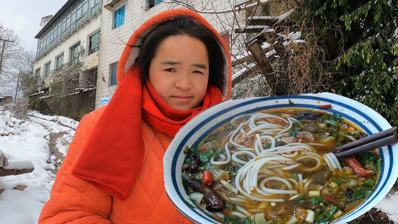 贵州下暴雪,苗大姐到政府办事,逛吃牛肉粉,陪儿子打雪仗