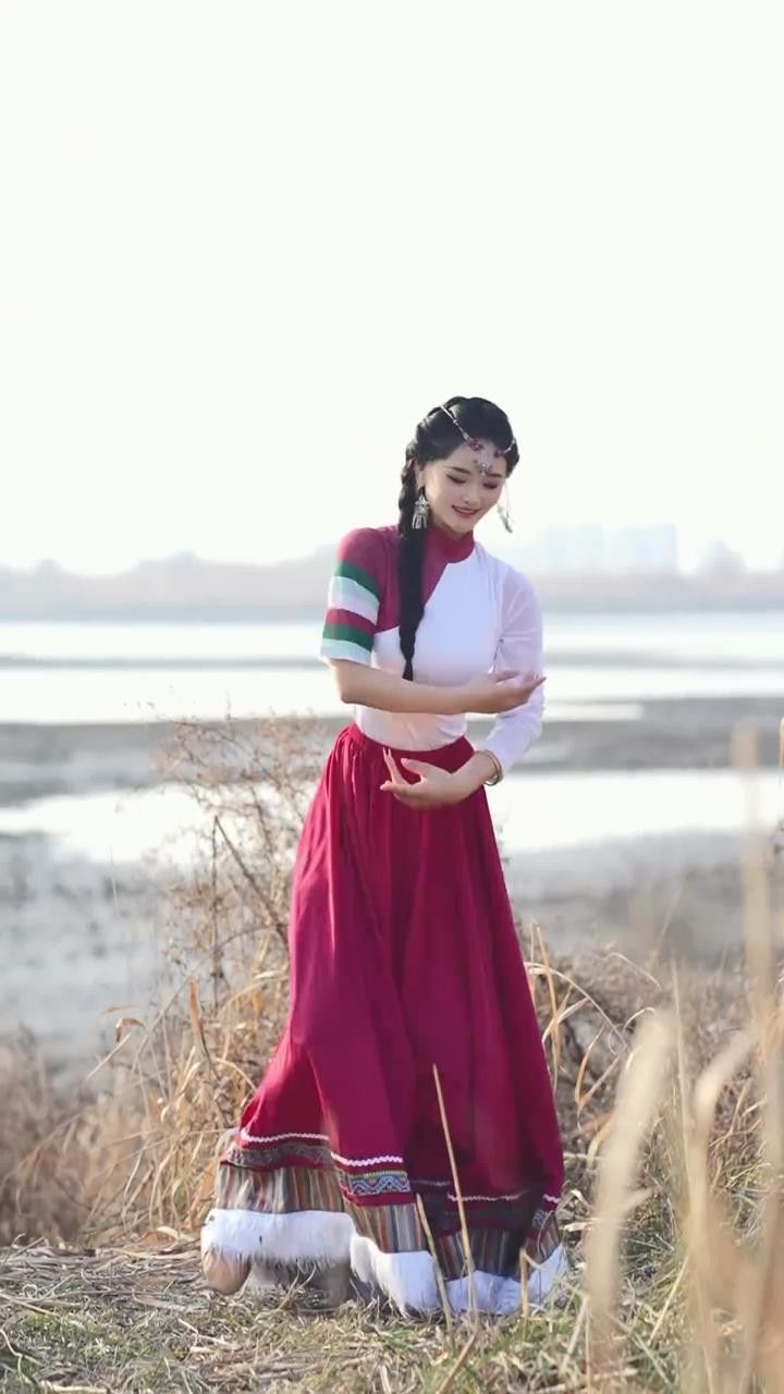 "卓玛"是藏族对女子的称呼,它的意思是"度母",一个很美丽的女神卓玛