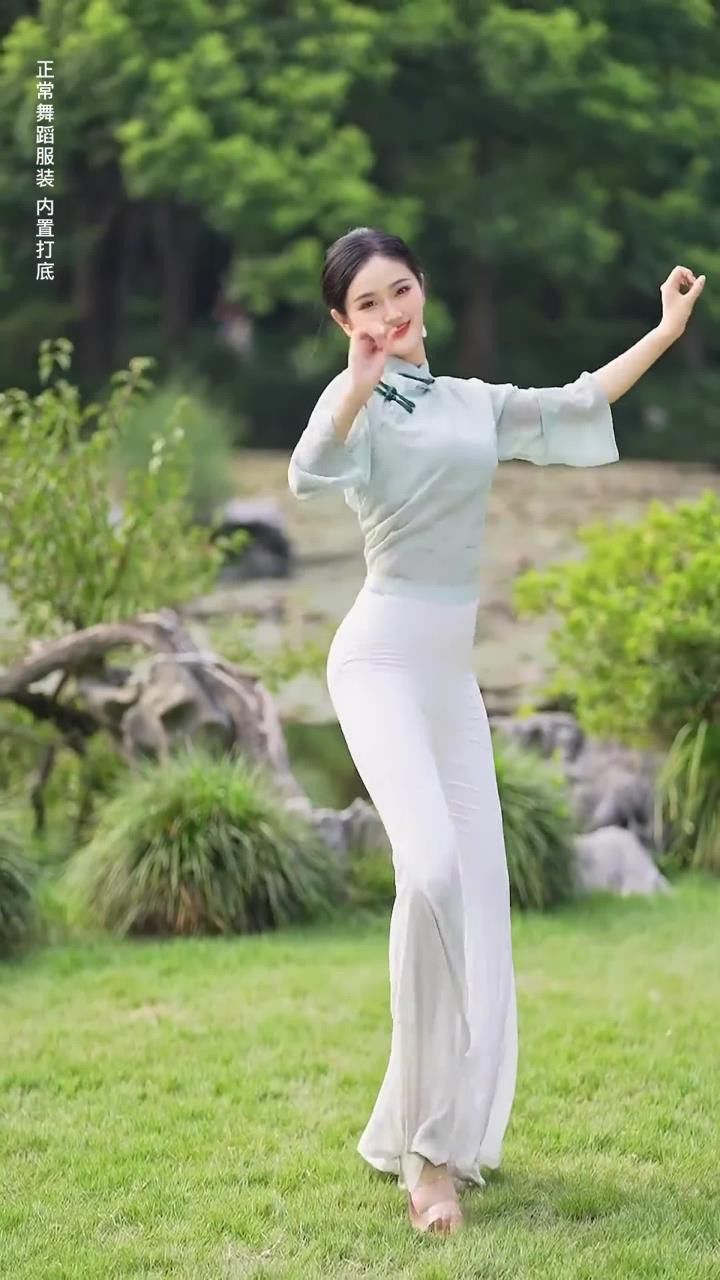 我觉得我第二个动作在摇拖拉机#古典舞#户外舞蹈