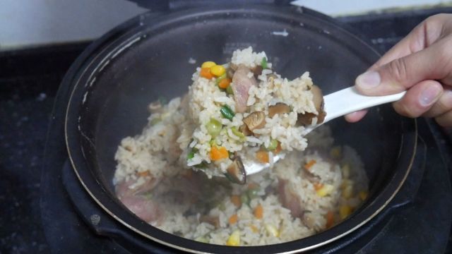 原来懒人焖饭做法这么简单,一个电饭煲就搞定,比煲仔饭还香