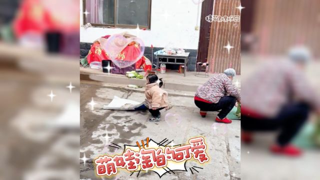 经典搞笑视频:萌宝宝可爱的迷惑行为,笑翻天了