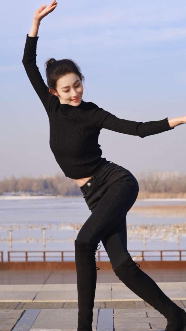 春雨rain: 冬日里的#卓玛 向你走来～#藏族舞