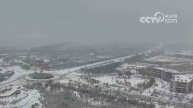 宁夏固原:降雪持续,多部门联合除雪保畅通