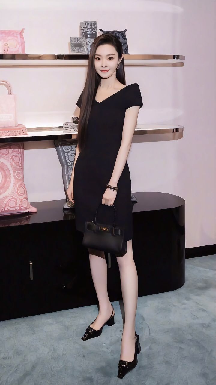 宋轶一袭黑色深v短裙,优雅气质又迷人,好米呀