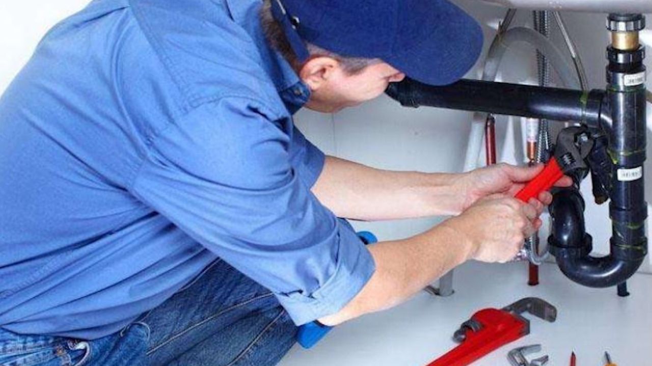 啄木鸟维修平台被曝乱要价,10元插座收客户268元:他家开奔驰,能换就不