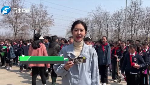 河南郑州：200余名师生徒步共同植下“绿荫”，让春天靓起来！